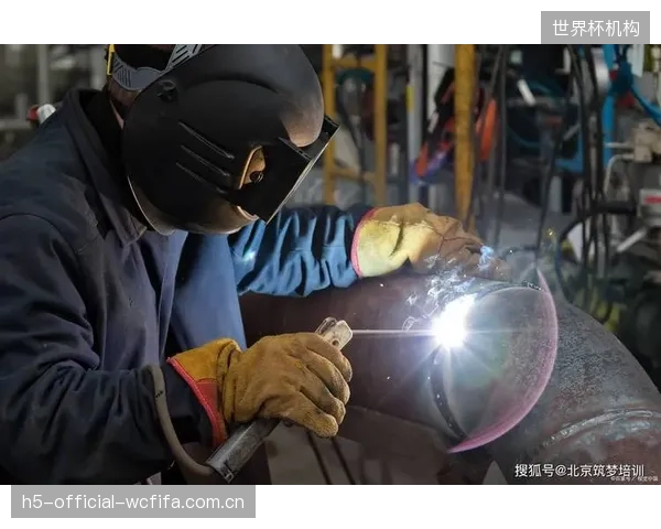 1名认证技师可同时监控8台自动化焊接设备，极大缓解了高级焊工短缺的市场压力